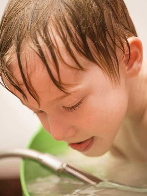Как предотвратить попадание воды в уши ребенка во время купания